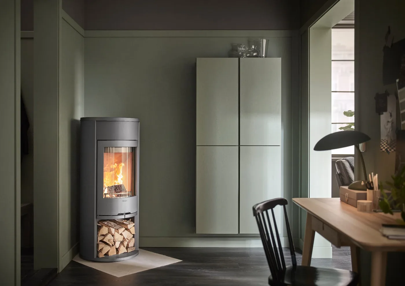 Contura 610 Style – kamin na drva u dnevnom boravku
